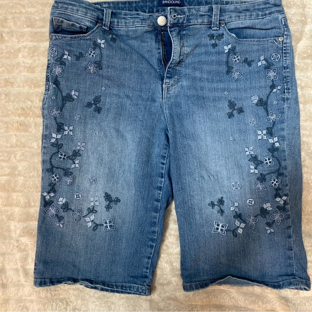 Bandolino Riley Embroidered Denim Bermuda Shorts Size 16 Blue Jeans